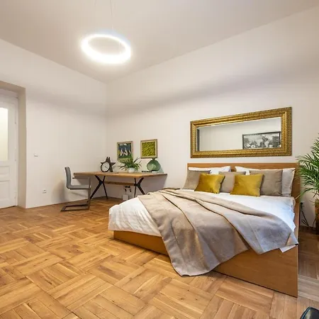 Stylish Renovated Apartamento