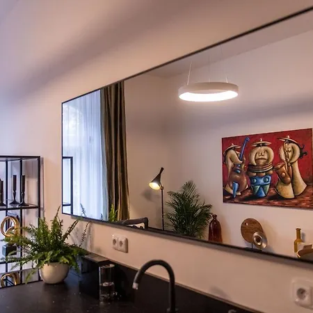 Stylish Renovated Apartamento