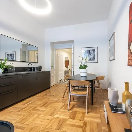 Stylish Renovated Florença